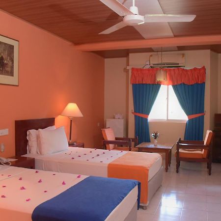 Ratnaloka Tour Inns Ratnapura Exterior foto