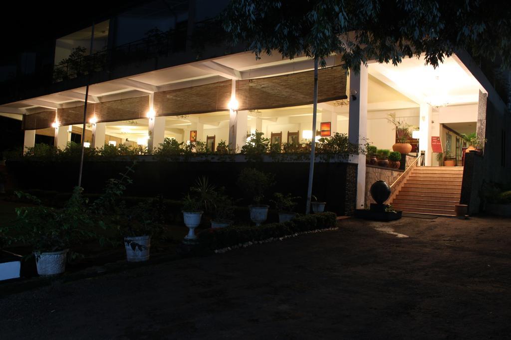 Ratnaloka Tour Inns Ratnapura Exterior foto