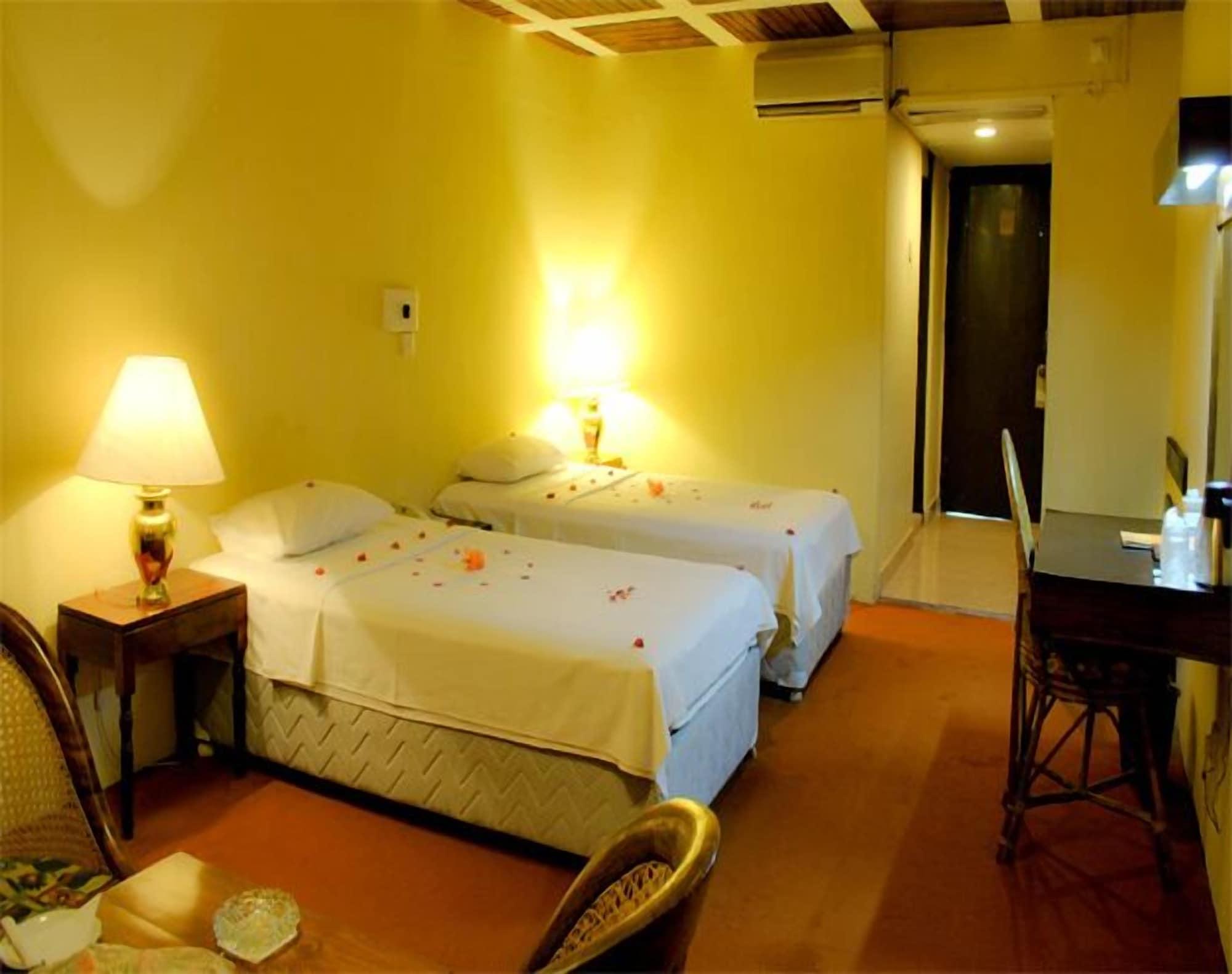 Ratnaloka Tour Inns Ratnapura Exterior foto