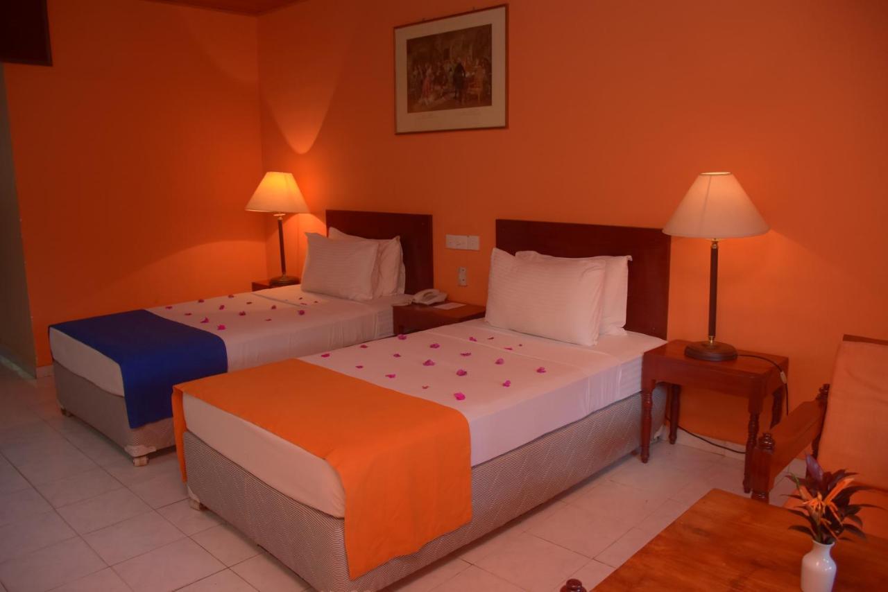 Ratnaloka Tour Inns Ratnapura Exterior foto